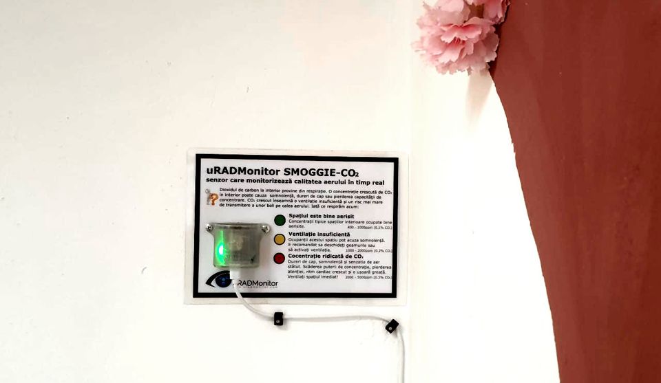 uRADMonitor SMOGGIE-CO2 în sala de clasă